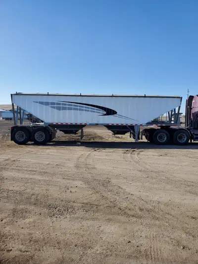 2007 Doepker 38FT Grain Trailer New Tires Brakes as New Air Ride Tarp Good All Lights work Low Km's...