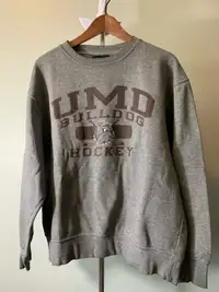 UMD BULLDOGS CREWNECK SWEATSHIRT SIZE LARGE 