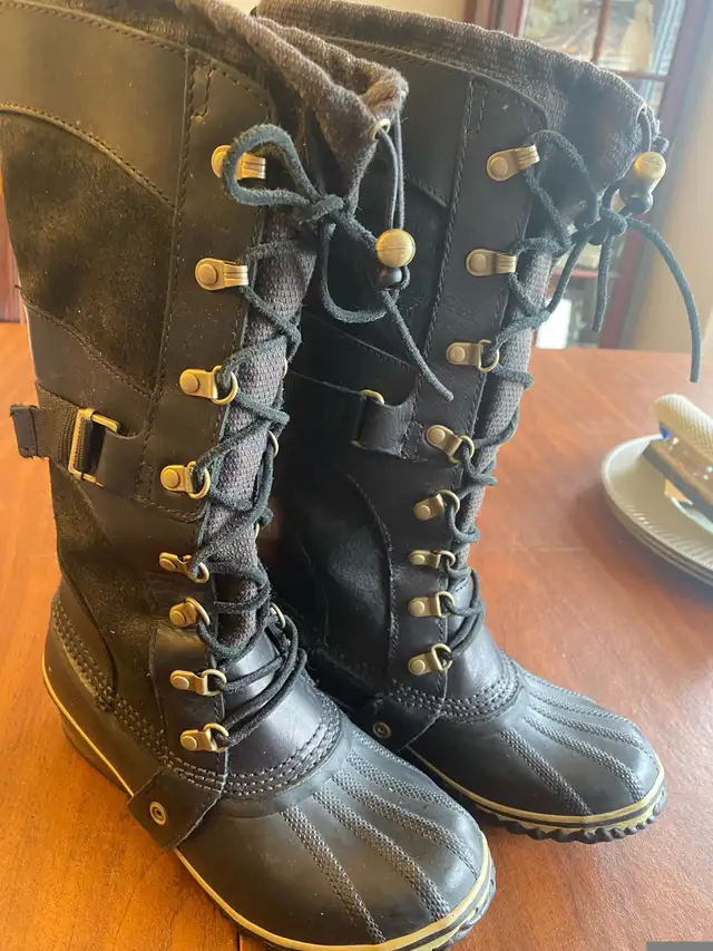 Sorel waterproof  rubber suede fashion  boots in Women's - Shoes in Markham / York Region - Image 3