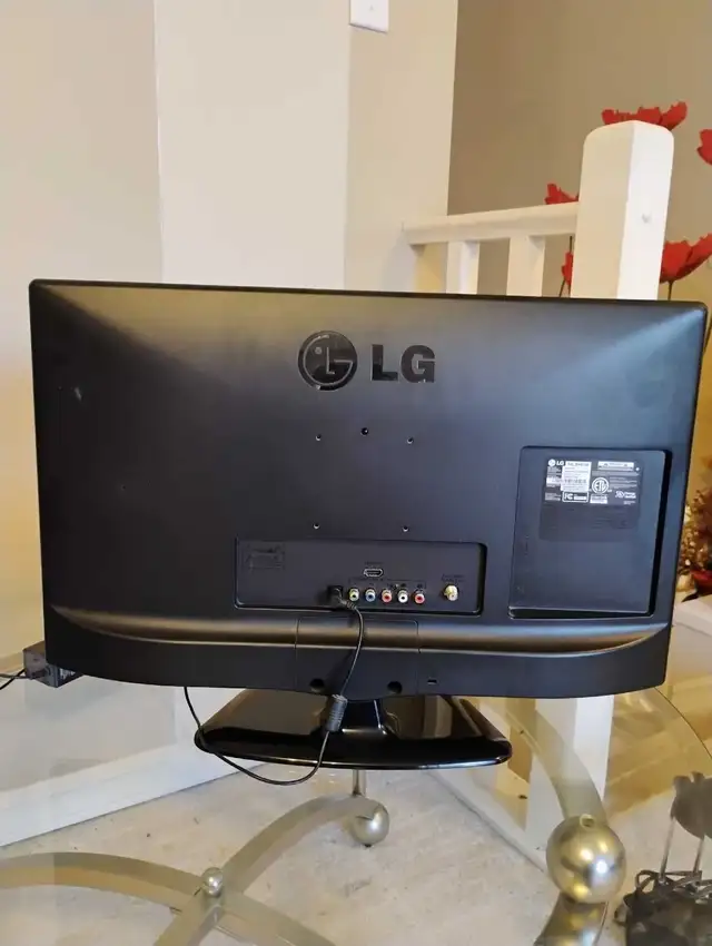 TV / PC monitor  in General Electronics in Edmonton - Image 4