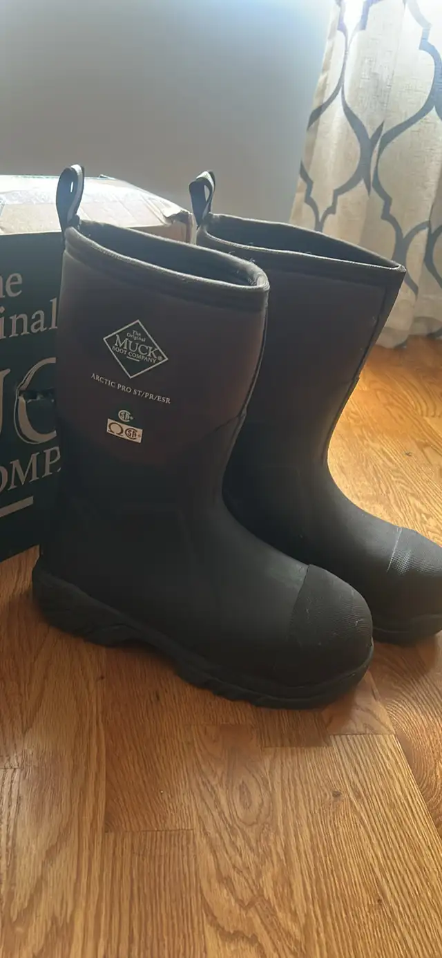 New Men’s MUCKS Steel Toe Boots CSA Approved Sz 8 in Men's Shoes in Oshawa / Durham Region - Image 6
