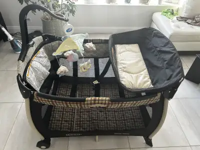 Graco Pack and Play bassinet portable baby crib lit parapluie, View more