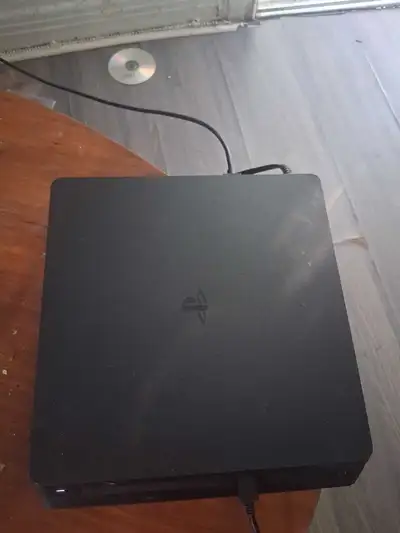 Ps4 500gb avec 2 manettes, View more