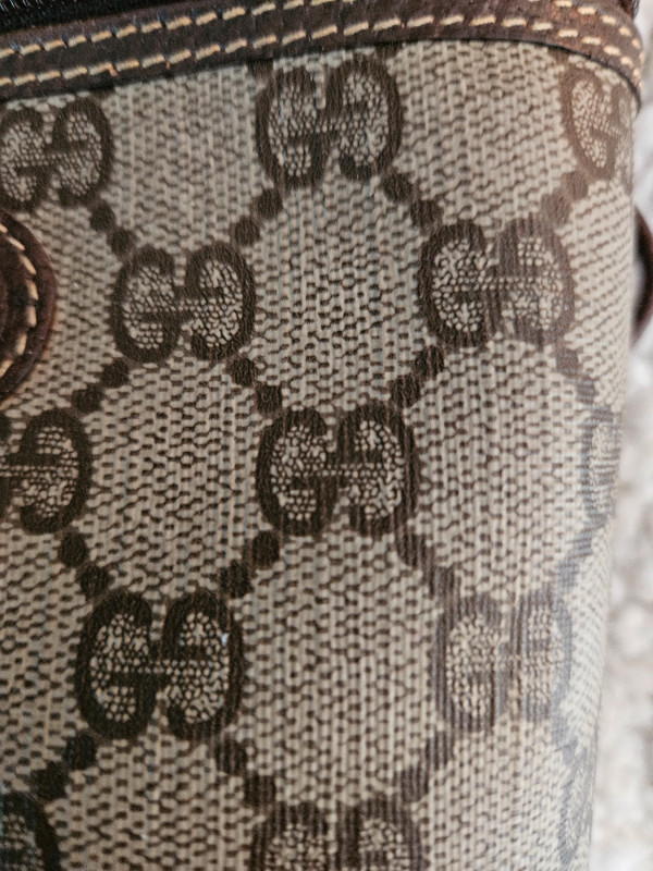 OWN AN AUTHENTIC GUCCI! Called a binocular crossbody.. in Women's - Bags & Wallets in Oakville / Halton Region - Image 3