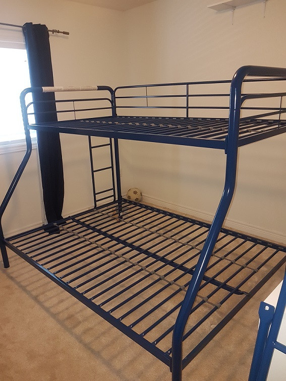 Twin Over Full Metal Bunk Bed, Blue - Pristine Condition dans Beds & Mattresses in Guelph - Image 2