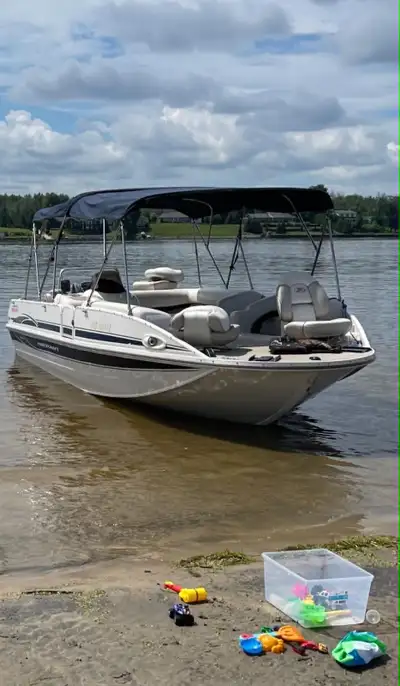 Bateau Ponté Princecraft Ventura 221 de 2005 Bateau ponté en aluminium conçu pour combiner le confor...
