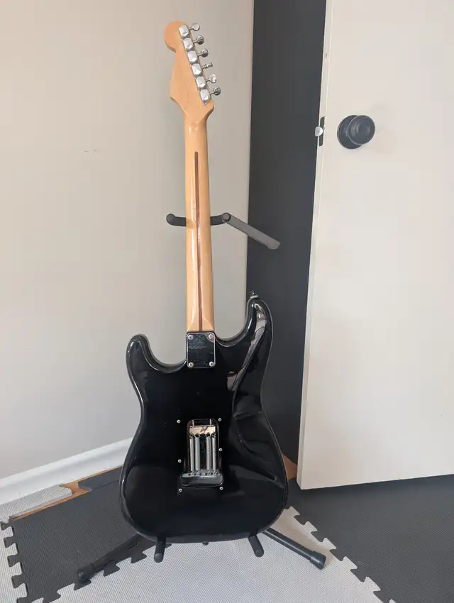 Fender Stratocaster Guitar in Guitars in Ottawa - Image 3