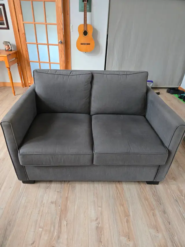 Love seat in Couches & Futons in Napanee - Image 2