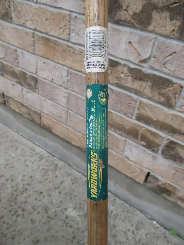 Yardworks W.22" Metal 22-Tine Leaf Rake 60" wood Shaft Good cond in Lawnmowers & Leaf Blowers in Stratford - Image 3