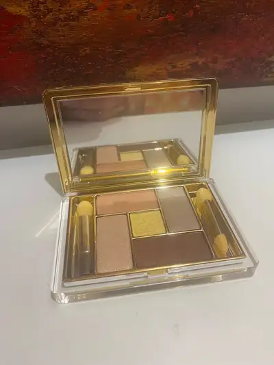 Five-colour eyeshadow palette with a mirror and two applicators. The palette is in the shade 21 Topa...