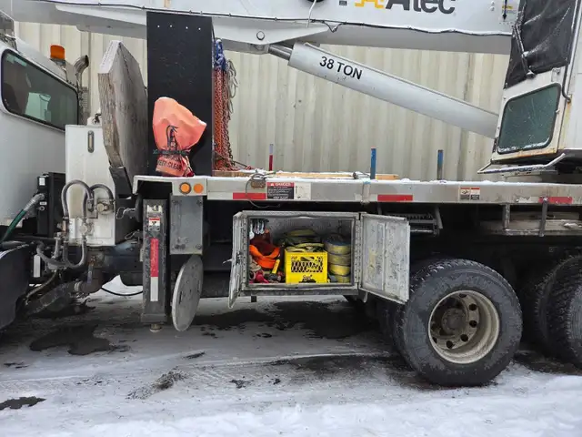 Crane Truck - 2012 Peterbilt  Altec AC 38-127 crane in Heavy Equipment in Calgary - Image 9