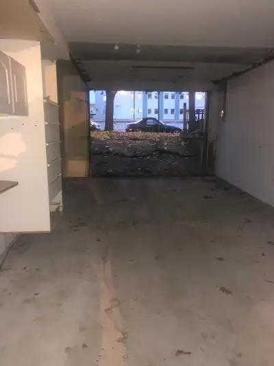 Garage/Atelier (1 mois gratuit) Pas d'entreposage, pas de magasin car ce n'est pas commercial. Libre...