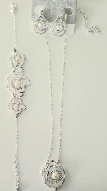 Pearl silver jewelry set in Jewellery & Watches in Edmonton