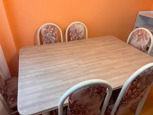 FREE- Vintage extendable dining table and 6  dining chairs in Dining Tables & Sets in Markham / York Region - Image 2