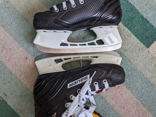 Bauer youth size 3R hockey skates like new with guards in Hockey in Peterborough - Image 2