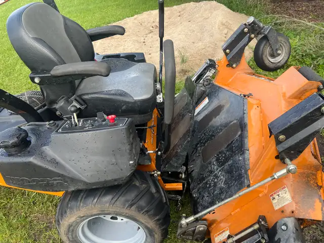 zero turn lawnmower in Lawnmowers & Leaf Blowers in London - Image 8