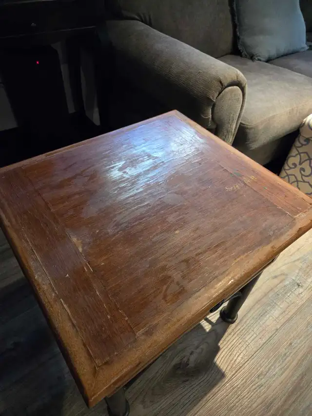 side table in Other Tables in Belleville - Image 3