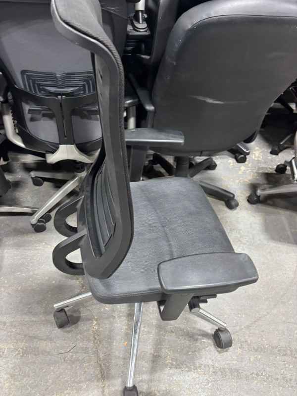 Connection Task Chair-Excellent Condition-Call us now! in Other Business & Industrial in Mississauga / Peel Region - Image 2