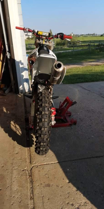 2004 CRF 450r excellent condition needs minor repairs. in Dirt Bikes & Motocross in Calgary - Image 2