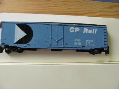 Five train cars, board "A" (grey) 10 curved & 4 Short tracks. board "B" (grey) 2 curved (terminal re...