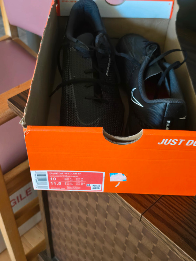 Nike Phantom Soccer cleats in Golf in Lethbridge - Image 4
