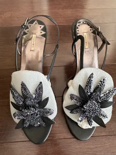 These elegant black MaxStudio sandals in size 8.5 are in good, pre-owned condition and ready for a n...