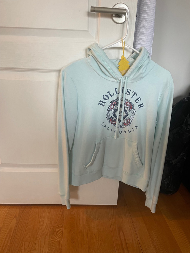 Hollister sweatshirt medium  dans Femmes - Hauts et vêtements d'extérieur  à Ville de Montréal