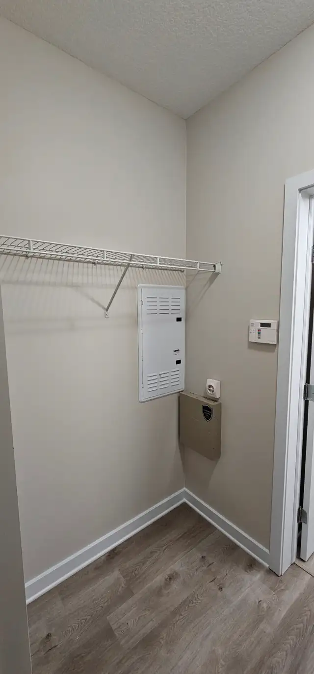 Move-In Ready 2-Bed, 2-Bath Condo in Ambleside in Long Term Rentals in Edmonton - Image 25