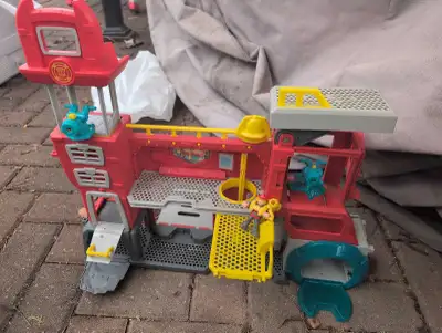 Kids firehouse playset. Fireman toy has damaged foot