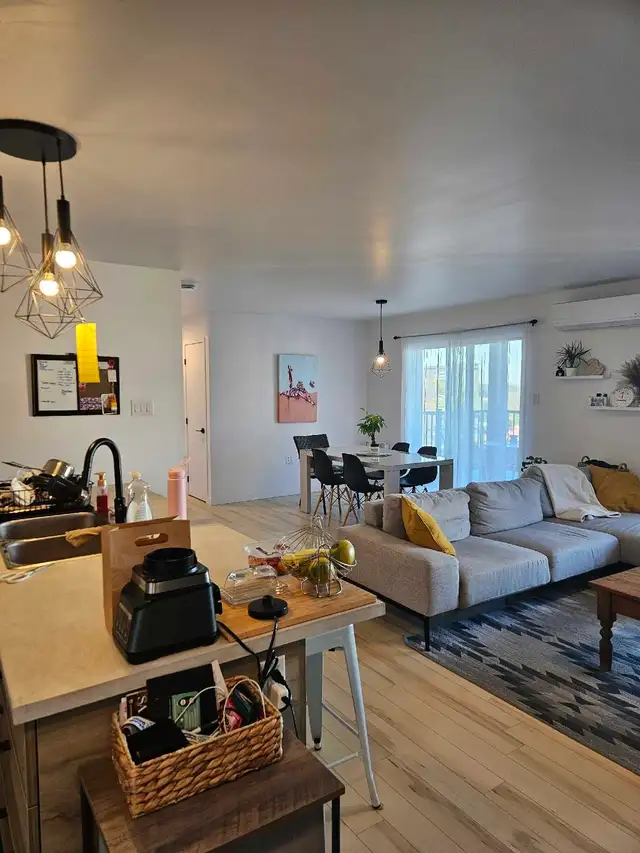 4½ – CAD 1,400 – Sherbrooke – 2 Bedrooms – January 1st