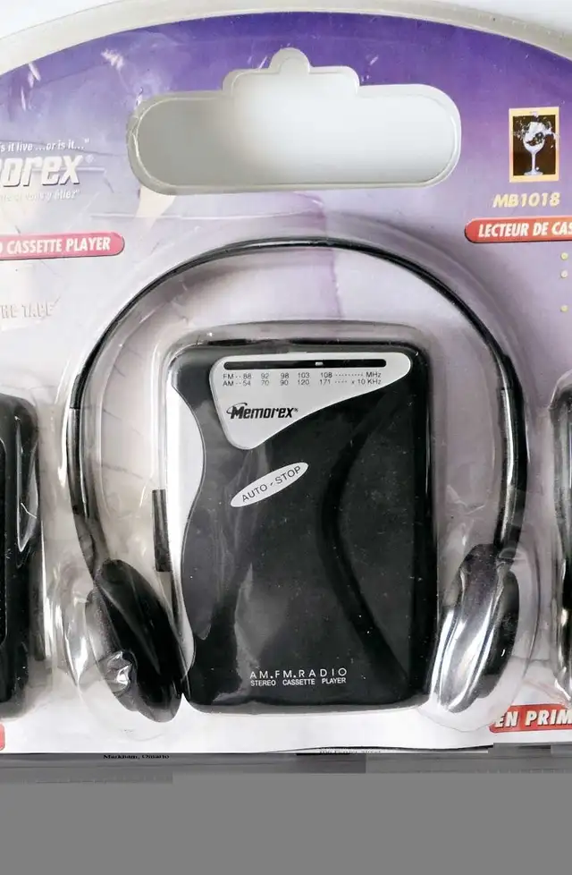 Memorex Personal Portable AM  FM Stereo Cassette Player  in General Electronics in City of Montréal - Image 9