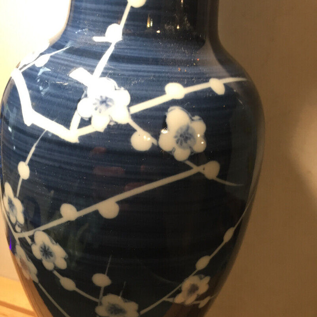 ANTIQUE LARGE CHINESE QING BLUE AND WHITE PRUNUS PAINTED VASE in Arts & Collectibles in Vancouver - Image 2