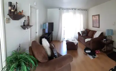 Condo 4 1/2 spacieux, lumineux, en très bonne condition et muni d'une piscine extérieure, un station...