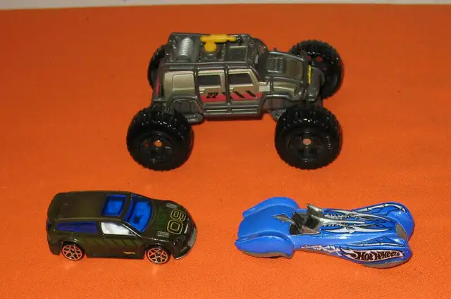 Hot Wheels Two + One 2009 Hasbro Toy in Toys & Games in Edmonton - Image 4