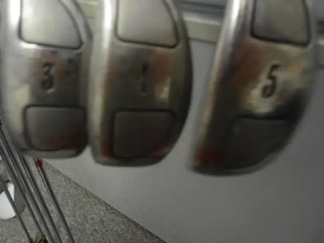 SET OF MEN'S RIGHT HANDED GOLF CLUBS WITH BAG   21 in Golf in Sudbury - Image 4