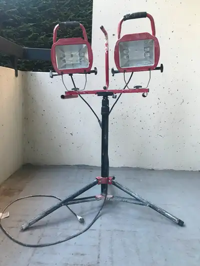 Nighttime outdoor work construction lamp with telescoping tripod stand. In excellent condition. Requ...