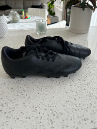 Adidas Soccer shoe - youth size 6