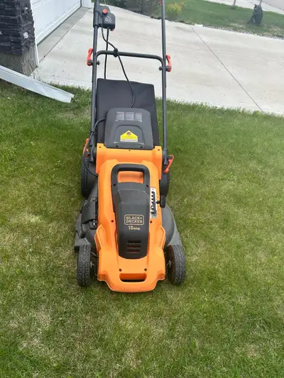 Up for sale is a reliable Black & Decker 13-Amp Corded Electric Lawn Mower, bought a new cordless mo...