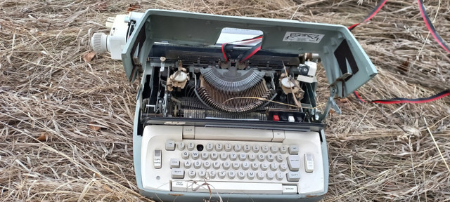 I deliver! Old Vintage SCM Typewriter in Arts & Collectibles in St. Albert - Image 3