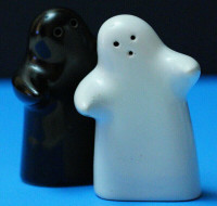 hug salt and pepper shakers set