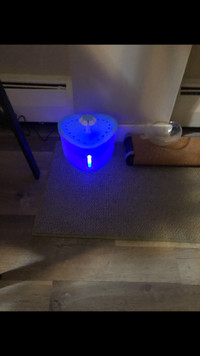 DOG/CAT/PET WATER FOUNTAIN. BLUE LED,  +FILTERS! 2.4L 