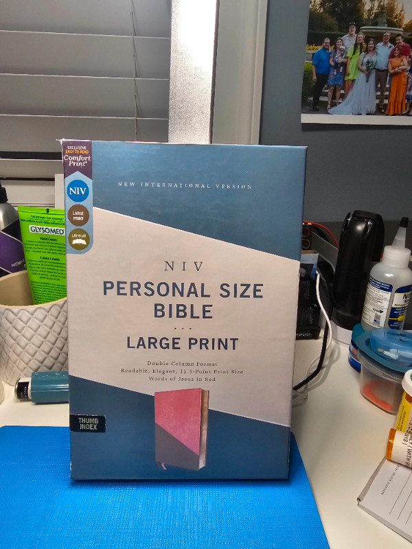 NIV PERSONAL SIZE BIBLE - LARGE PRINT in Other in Edmonton