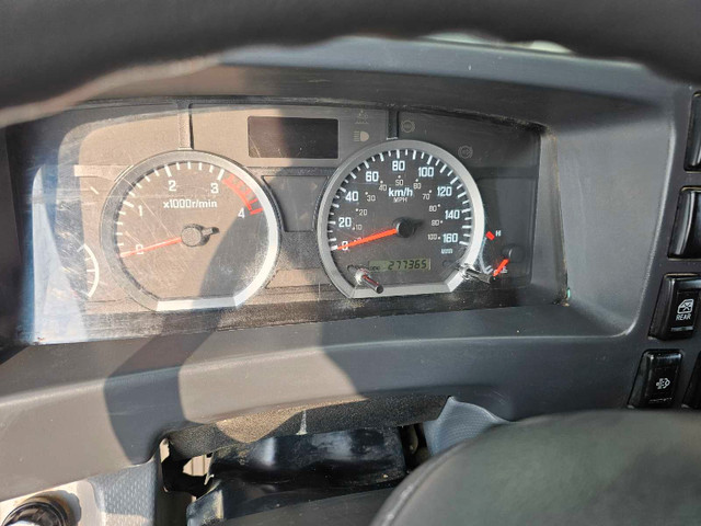 Used 2013 Isuzu truck with Refrigerated in Cars & Trucks in Edmonton - Image 2