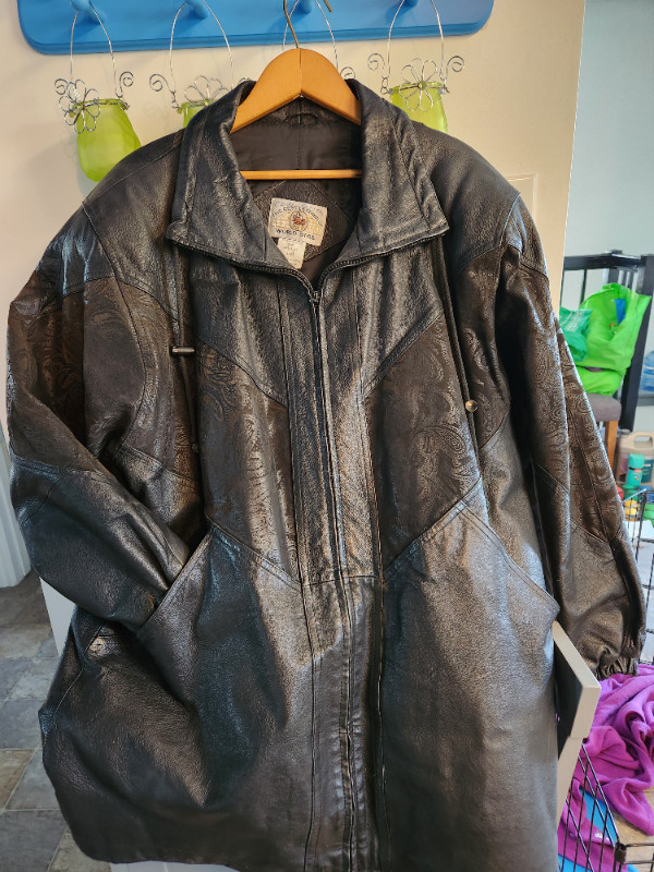 Ladies Coat - Leather in Women's - Tops & Outerwear in Saskatoon
