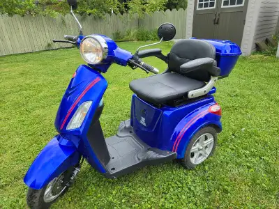 This pre-owned Daymak Roadstar Deluxe electric mobility scooter offers a reliable and comfortable ri...