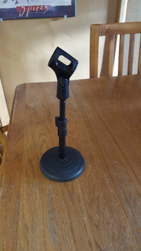 Desk top mic stand