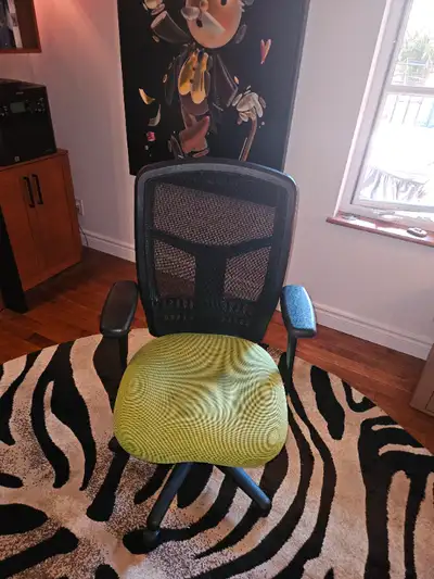 Chaise de bureau en excellent etat. Vaut plus de $600.00.