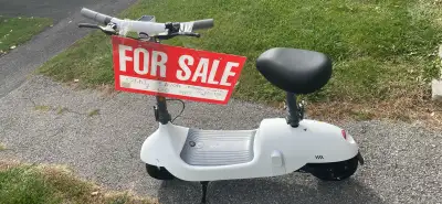 This OKAI EA10A electric scooter is a reliable, pre-owned commuter vehicle perfect for zipping aroun...
