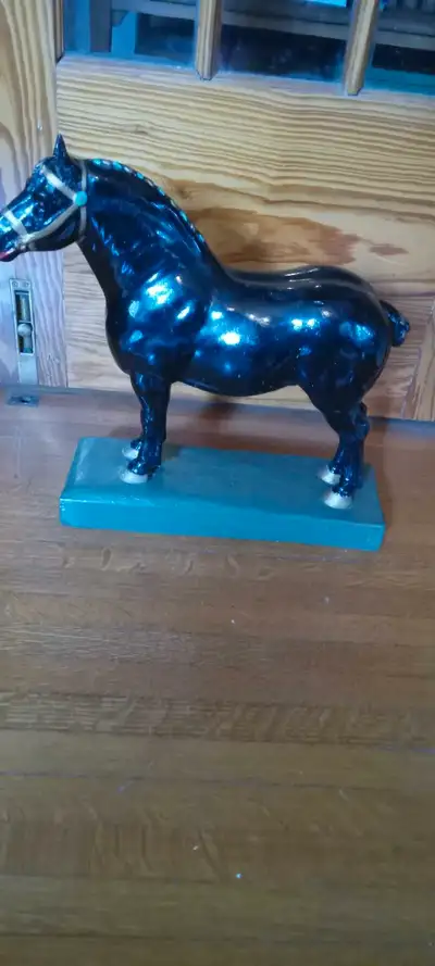 Excellent condition plaster black horse ale, located Paris Ont, pick up only, have more, check our o...