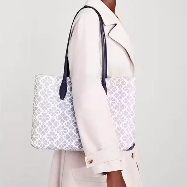 KATE SPADE NY Women, PVC, Spade Flowers Tote, Slate Blue & in Bags & Luggage in City of Montréal - Image 6